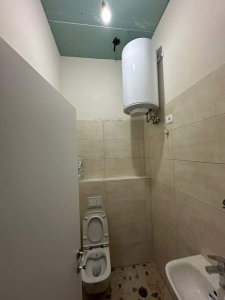 Tirane, jepet me qera dyqan Kati 0, 40 m² 550 Euro (Kompleksi Square 21)