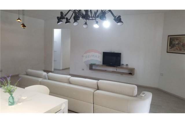 Tirane, jepet me qera apartament 2+1 Kati 9, 147 m² 700 Euro (bulevardi Zogu i I)