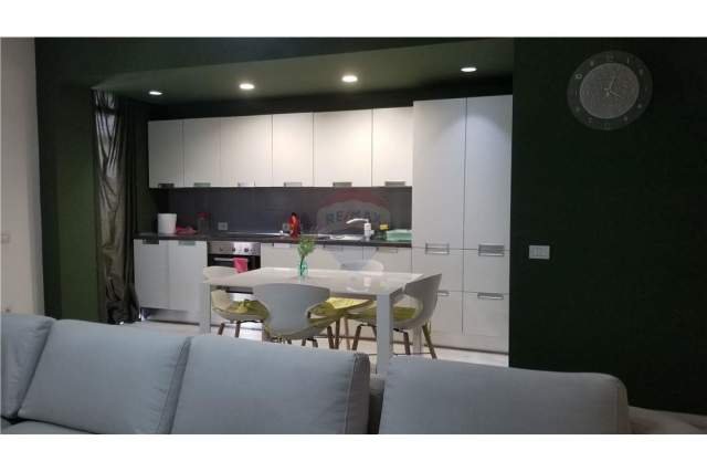 Tirane, jepet me qera apartament 2+1 Kati 9, 147 m² 700 Euro (bulevardi Zogu i I)
