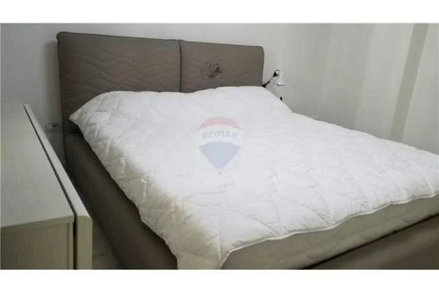 Tirane, jepet me qera apartament 2+1 Kati 9, 147 m² 700 Euro (bulevardi Zogu i I)