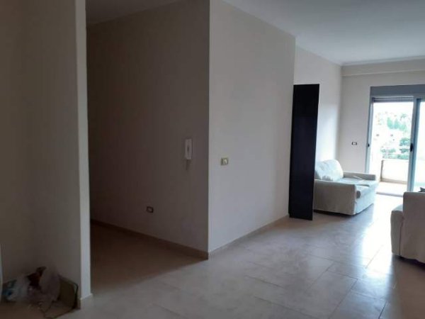 Tirane, shitet Kati 3, 107 m² 129.000 Euro (Rruga Azem Galica)