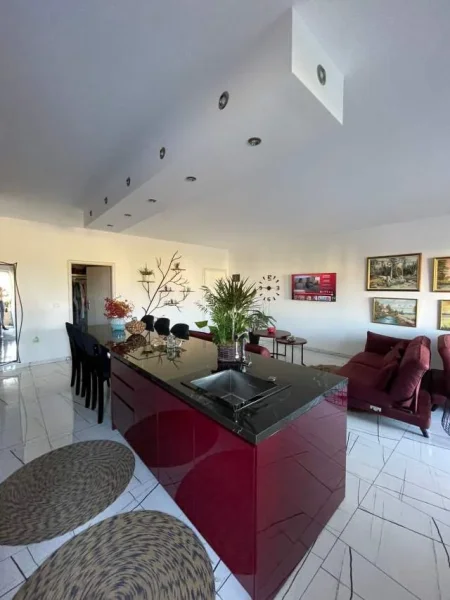 Tirane, shitet Kati 4, 136 m² 350.000 Euro (Liqeni i Thate, prane Radisson Hotel)