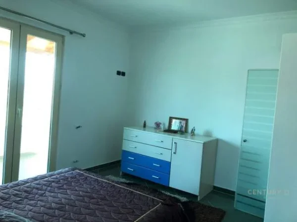 Tirane, shitet Vile 3 Katshe Kati 4, 506 m² 260.000 Euro (QTU)