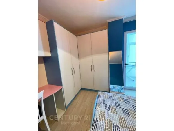 Tirane, jepet me qera 91 m² 500 Euro (yzberisht)