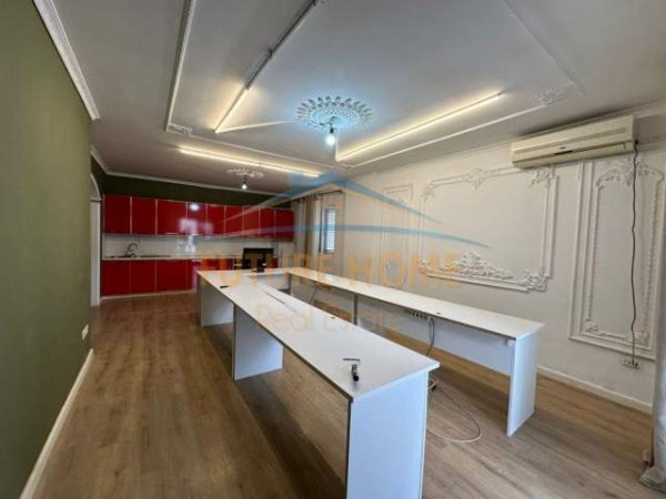 Tirane, jepet me qera ambjent biznesi Kati 5, 137 m² 800 Euro (Myslym Shyri)