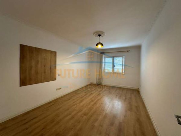 Tirane, jepet me qera ambjent biznesi Kati 5, 137 m² 800 Euro (Myslym Shyri)