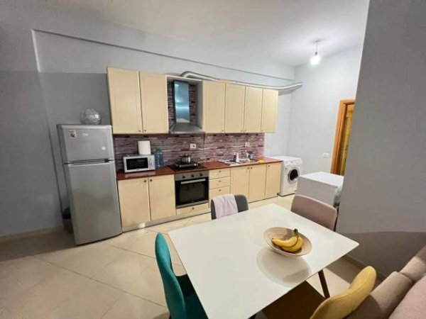 Tirane, shitet apartament 1+1 Kati 1, 81 m² 130.000 Euro (Rruga e Barrikadave)