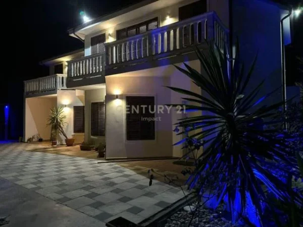 Tirane, shitet Vile 5+1+A Kati 2, 890 m² 400.000 Euro
