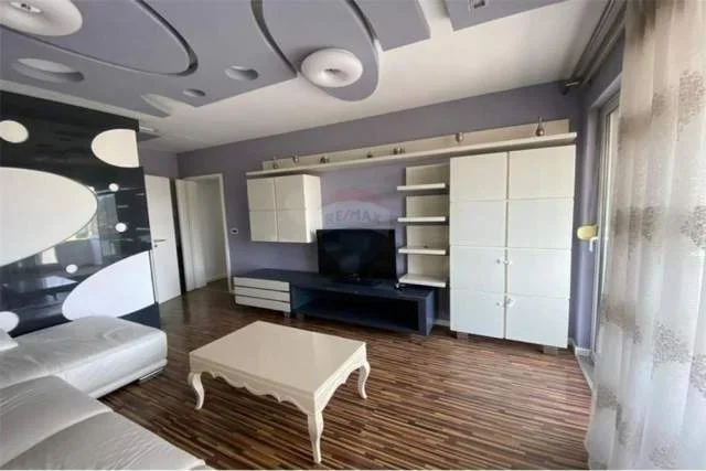 Tirane, jepet me qera apartament 1.400 Euro (Bllok)