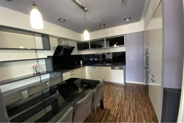 Tirane, jepet me qera apartament 1.400 Euro (Bllok)