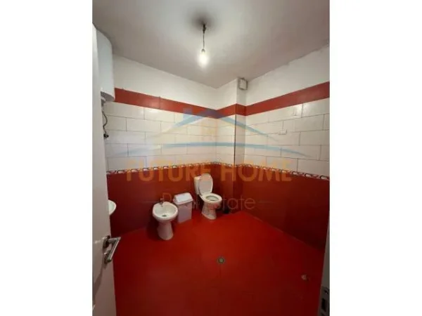 Tirane, jepet me qera apartament 3+1+BLK Kati 5, 137 m² 800 Euro (MYSLYM SHYRI)