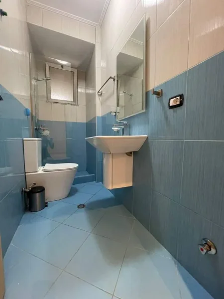 Tirane, jepet me qera apartament 2+1 Kati 10, 79 m² 700 Euro (KOMUNA E PARISIT)