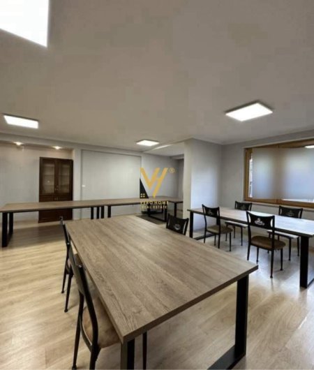 Tirane, jepet me qera zyre Kati 3, 182 m² 1.300 Euro (RRUGA MINE PEZA)