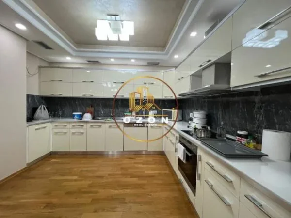 Tirane, shitet apartament 2+1 Kati 4, 130 m² 290.000 Euro (Ish statcioni trenit)