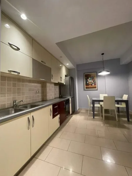Tirane, jepet me qera apartament 2+1 Kati 10, 79 m² 700 Euro (KOMUNA E PARISIT)