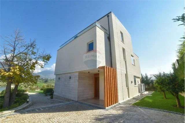 Tirane, shitet Vile 4+1+A+BLK Kati 0, 400 m² 1.000.000 Euro (Liqeni i Farkes)