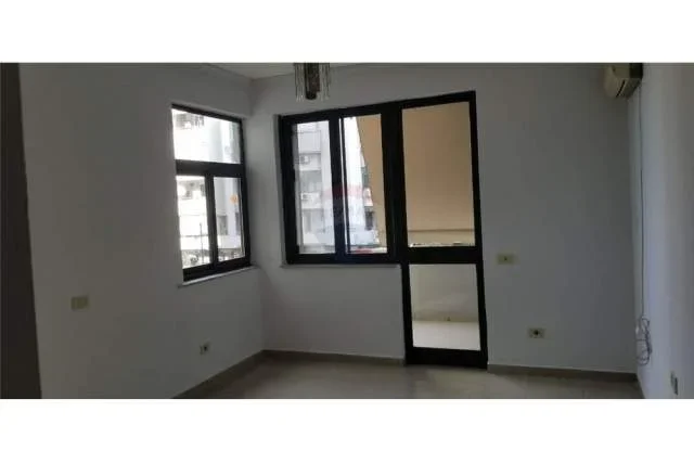 Shqiperi, jepet me qera zyre Kati 4, 160 m² 1.000 Euro (Bulevardi Zogu Pare)