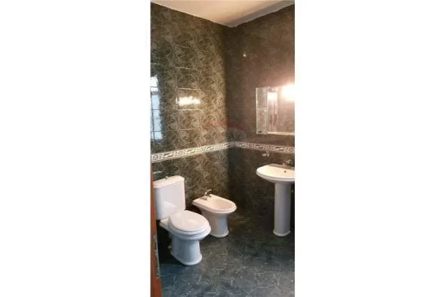 Shqiperi, jepet me qera zyre Kati 4, 160 m² 1.000 Euro (Bulevardi Zogu Pare)