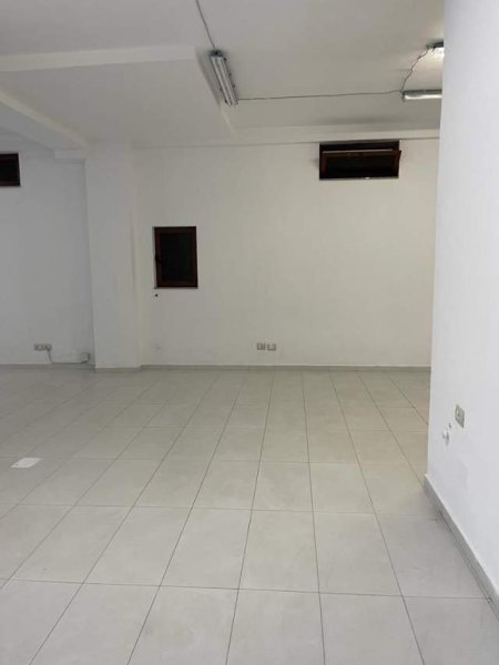 Tirane, jepet me qera Vile Kati 2, 250 m² 900 Euro (Vilat Gjermane)