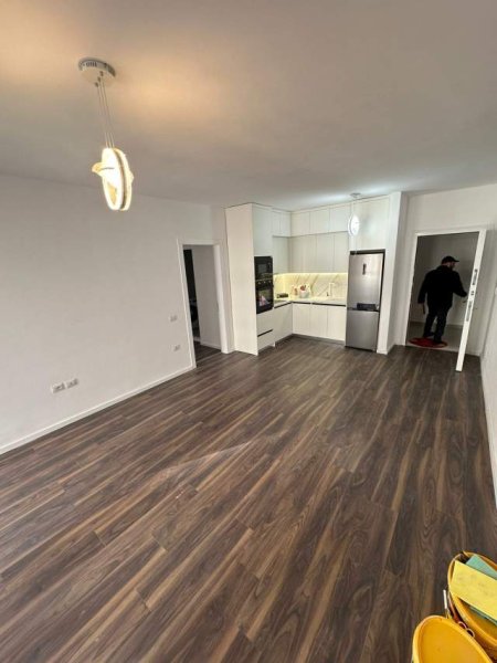 Tirane, jepet me qera ambjent biznesi Kati 1, 210 m² 1.400 Euro (Fusha e Aviacionit)