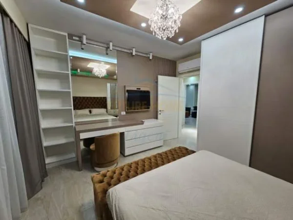 Tirane, jepet me qera apartament 2+1 Kati 5, 110 m² 700 Euro (unaza e re)