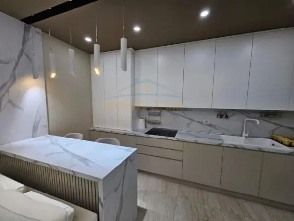 Tirane, jepet me qera apartament 2+1 Kati 5, 110 m² 700 Euro (unaza e re)