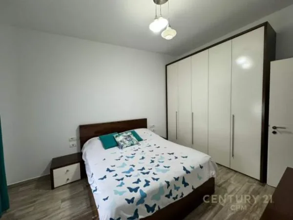Tirane, jepet me qera apartament 63 m² 800 Euro (pallatet agimi)