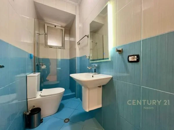 Tirane, jepet me qera apartament 2+1+BLK Kati 10, 90 m² 700 Euro (Komuna e Parisit)
