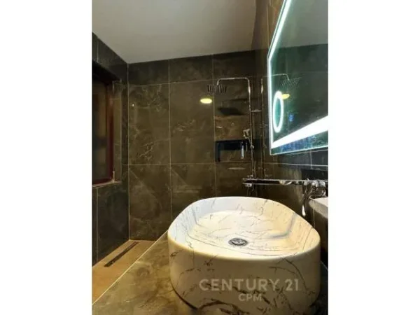 Tirane, jepet me qera apartament 155 m² 800 Euro (pazari i ri)