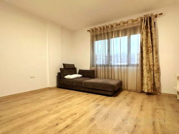 Tirane, jepet me qera apartament 155 m² 800 Euro (pazari i ri)
