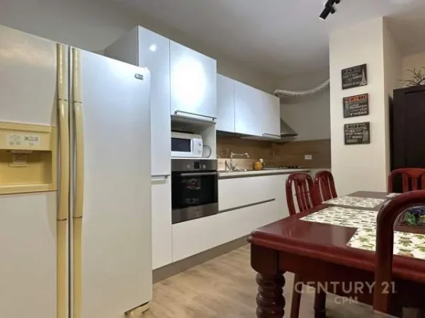 Tirane, jepet me qera apartament 155 m² 800 Euro (pazari i ri)