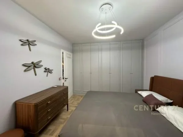 Tirane, jepet me qera apartament 2+1+BLK 100 m² 1.000 Euro (liqeni)