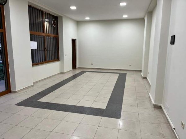 Tirane, jepet me qera ambjent biznesi Kati 0, 65 m² 700 Euro (Rruga e Elbasanit)