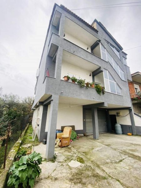 Tirane, shitet Vile 353 m² 200.000 Euro (Kryegjyshata)