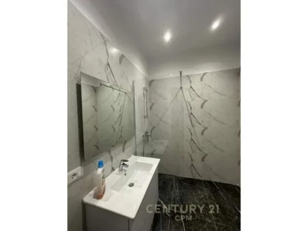 Tirane, jepet me qera apartament 900 m² 900 Euro (rruga e kavajes)