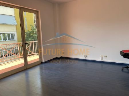 Tirane, jepet me qera ambjent biznesi Kati 3, 210 m² 1.700 Euro (BLLOKU)