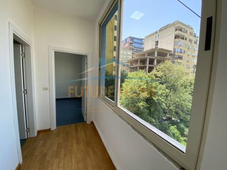 Tirane, jepet me qera ambjent biznesi Kati 3, 210 m² 1.700 Euro (BLLOKU)