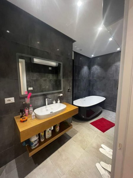 Durres, jepet me qera apartament 2+1 Kati 19, 131 m² 1.200 Euro (Vollga)