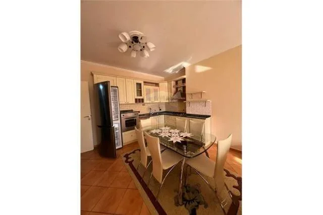 Tirane, jepet me qera apartament 2+1 Kati 4, 70 m² 550 Euro (Rruga e Kavajes)