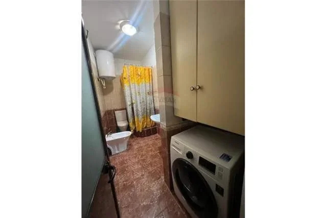 Tirane, jepet me qera apartament 2+1 Kati 4, 70 m² 550 Euro (Rruga e Kavajes)