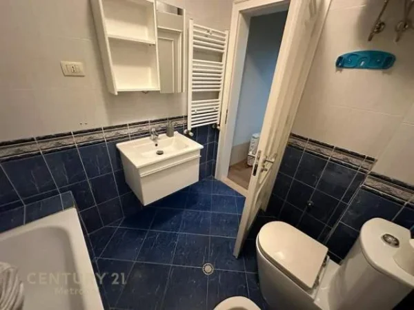 Tirane, jepet me qera apartament 2+1+BLK 120 m² 700 Euro