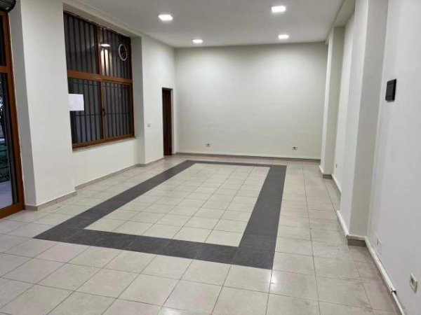 Tirane, jepet me qera ambjent biznesi Kati 0, 65 m² 700 Euro (rruga e Elbasanit)