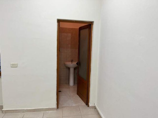 Tirane, jepet me qera ambjent biznesi Kati 0, 65 m² 700 Euro (rruga e Elbasanit)