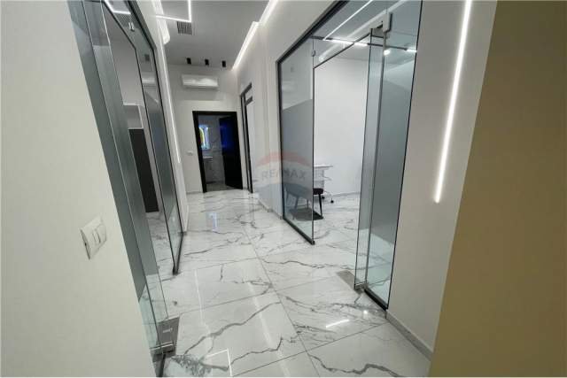 Tirane, jepet me qera ambjent biznesi Kati 1, 115 m² 1.500 Euro (Kristal Center)