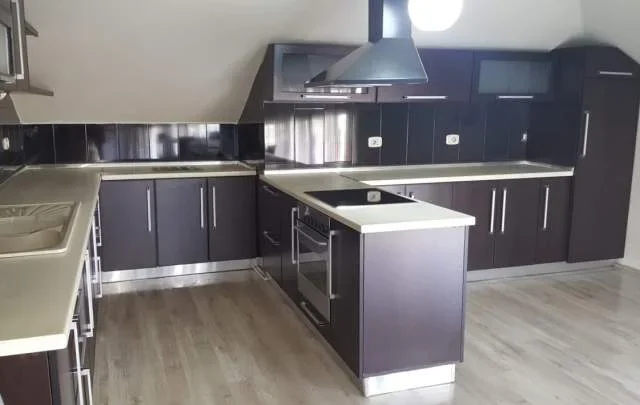 Tirane, jepet me qera Vile 2+1+BLK Kati 4, 200 m² 400 Euro (3 vellezerit kondi)