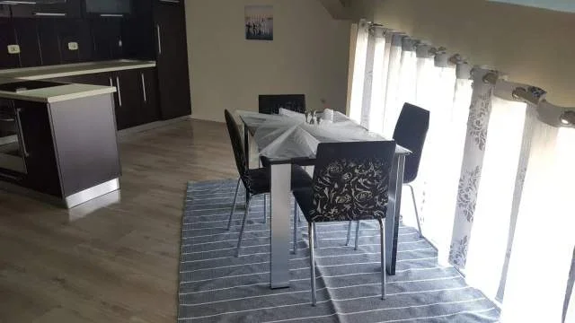 Tirane, jepet me qera Vile 2+1+BLK Kati 4, 200 m² 400 Euro (3 vellezerit kondi)