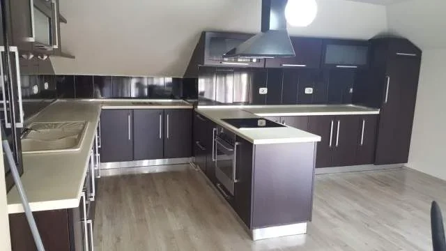 Tirane, jepet me qera Vile 2+1+BLK Kati 4, 200 m² 400 Euro (3 vellezerit kondi)