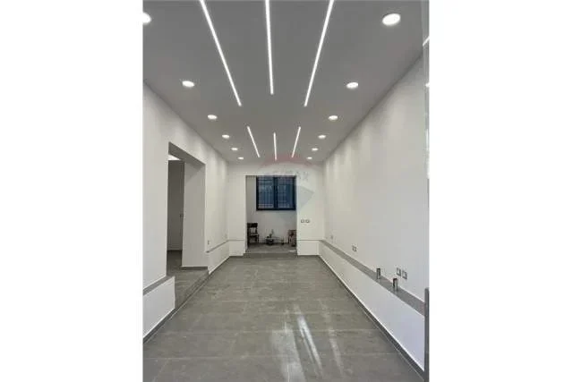 Tirane, jepet me qera dyqan Kati 0, 55 m² 800 Euro (Pazari i Ri)