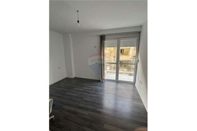 Tirane, jepet me qera zyre Kati 1, 92 m² 650 Euro (Rruga e Barrikadave)