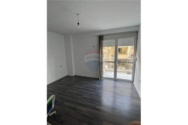 Tirane, jepet me qera zyre Kati 1, 92 m² 650 Euro (Rruga e Barrikadave)